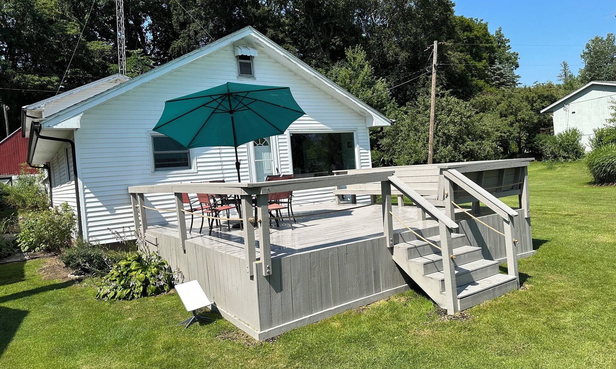 Benton Harbor House | Sister Lakes Getaway - Family & Friends - Pet-Friendly - Massive deck & fire pit