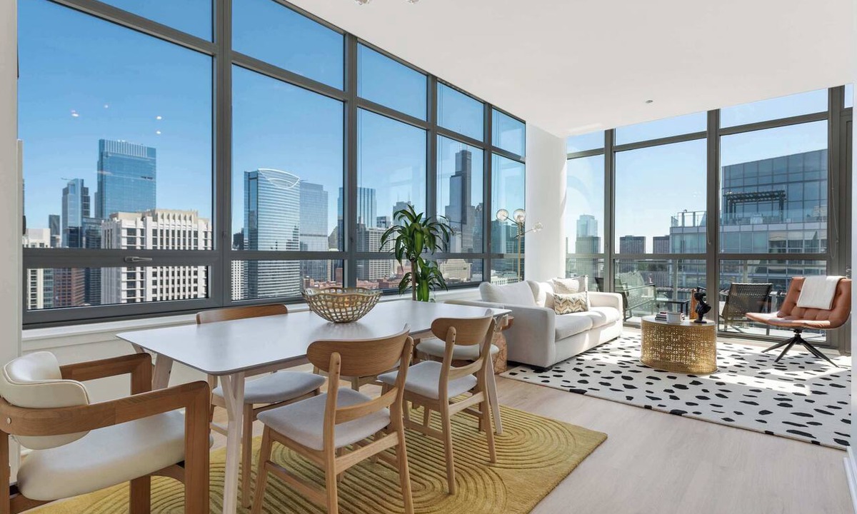 Downtown Chicago Apartment | Sky-High 3BR Penthouse in West Loop