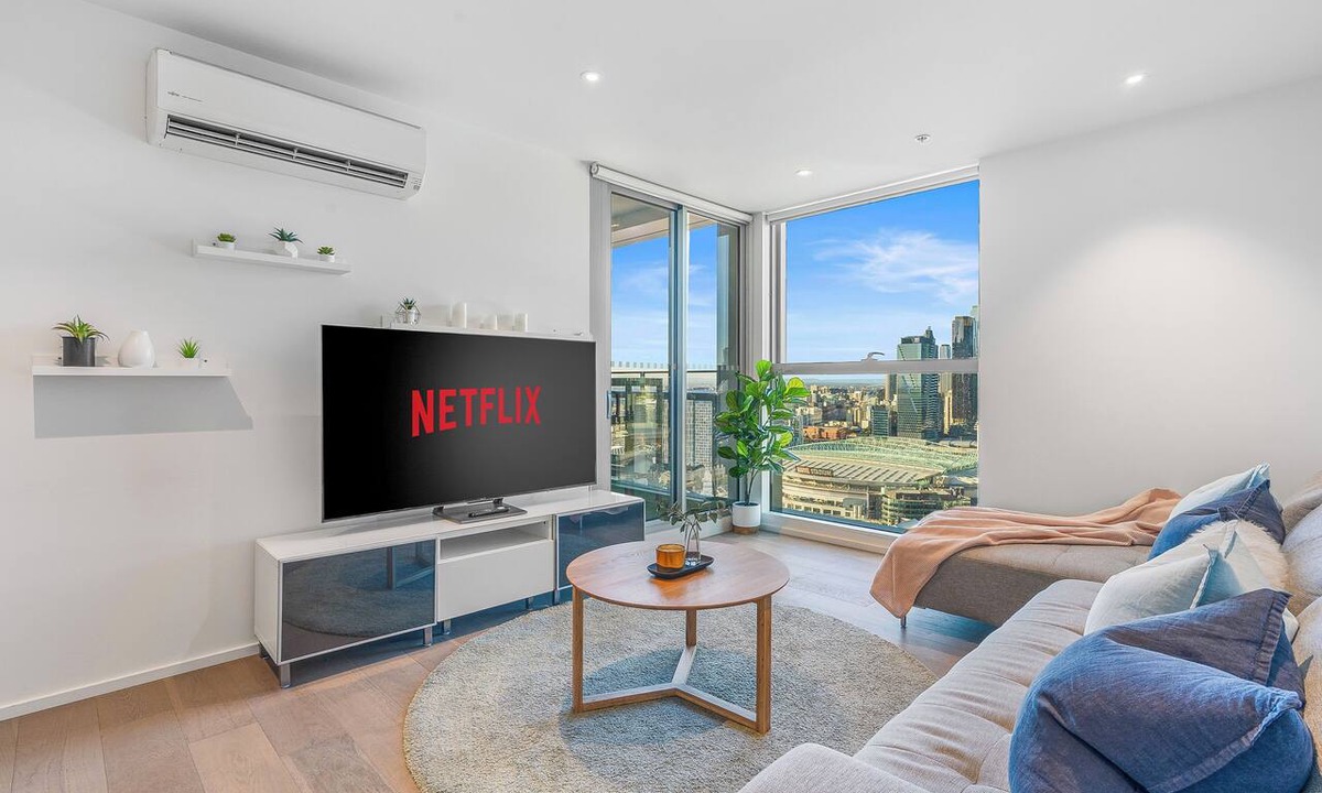 Docklands Apartment | Skyline Dreams: 3BR Luxury Above Docklands / City Views & Pool
