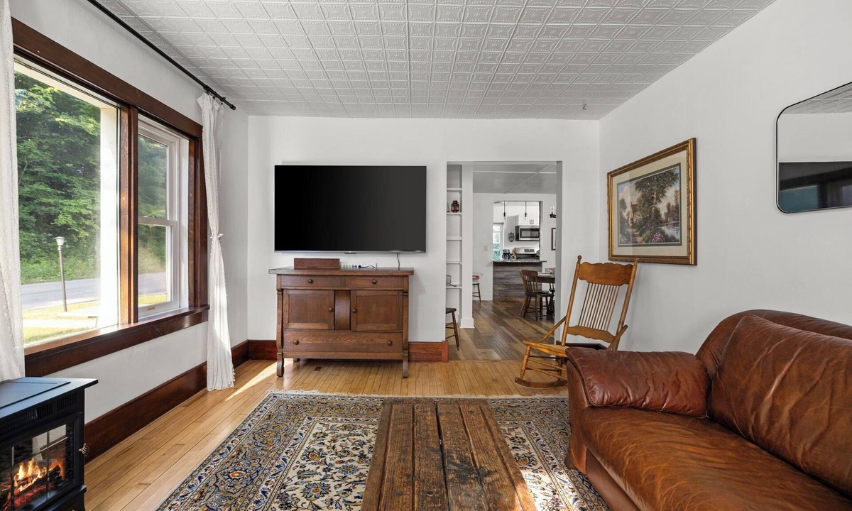 Traverse City House | Slabtown Farmhouse, walk to the beach, Hickory Hills, the Commons, Downtown