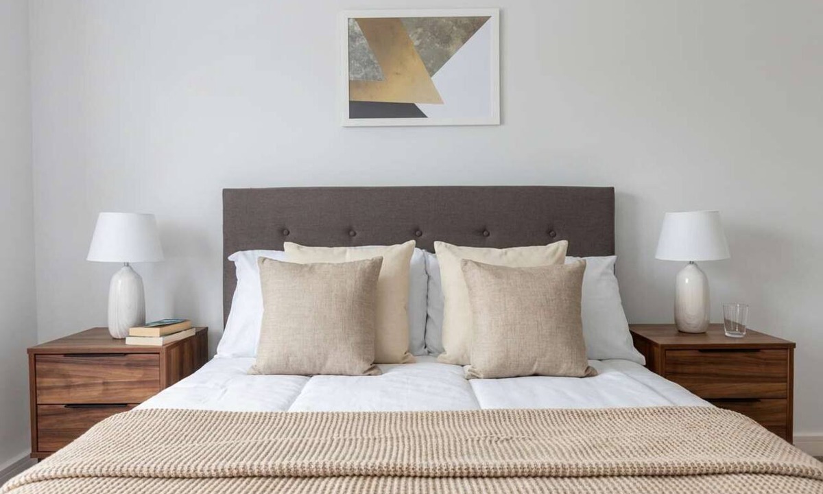 Bordesley Apartment | Sleek 2BR Birmingham Pad with Balcony Views