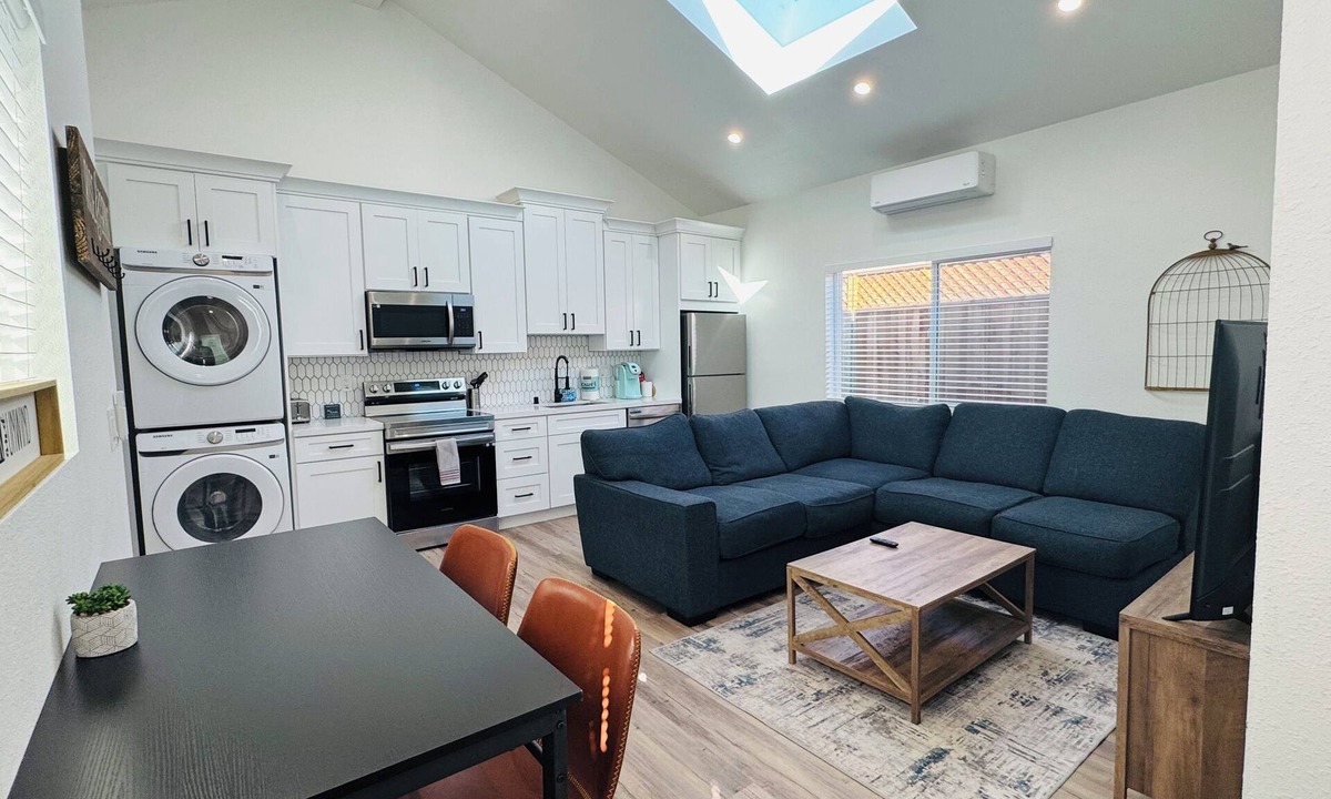 Pleasant Hill Cottage | Sleek & Comfy ~ New ~ Near Shops & Cafes Entire 2BD/1BA Guesthouse
