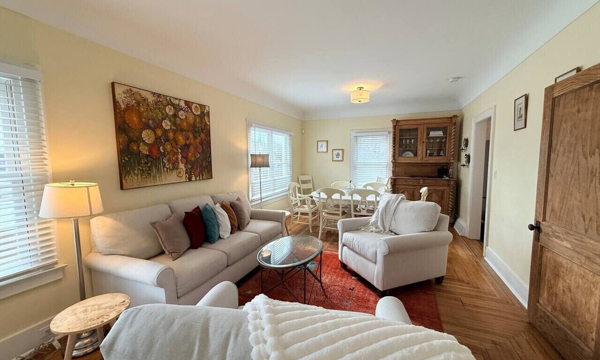 Bay City House | Sleeps 8 Near Riverwalk