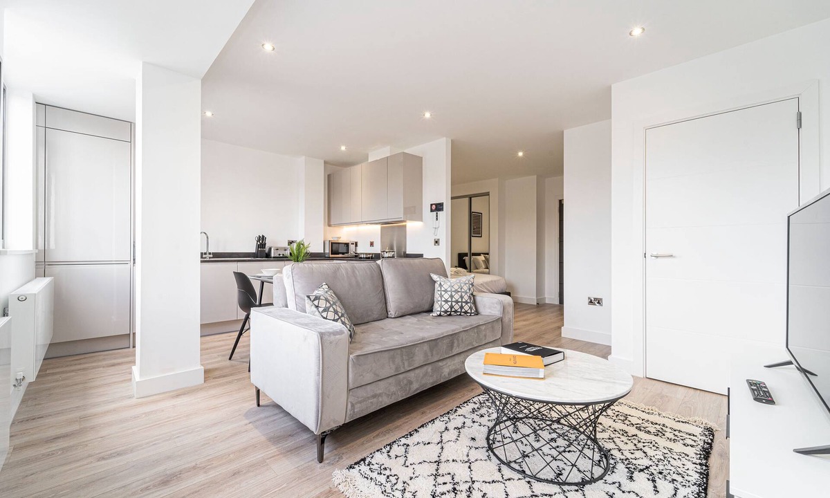 Barnt Green Apartment | Solihull Studio | Parking WiFi NEC BHX