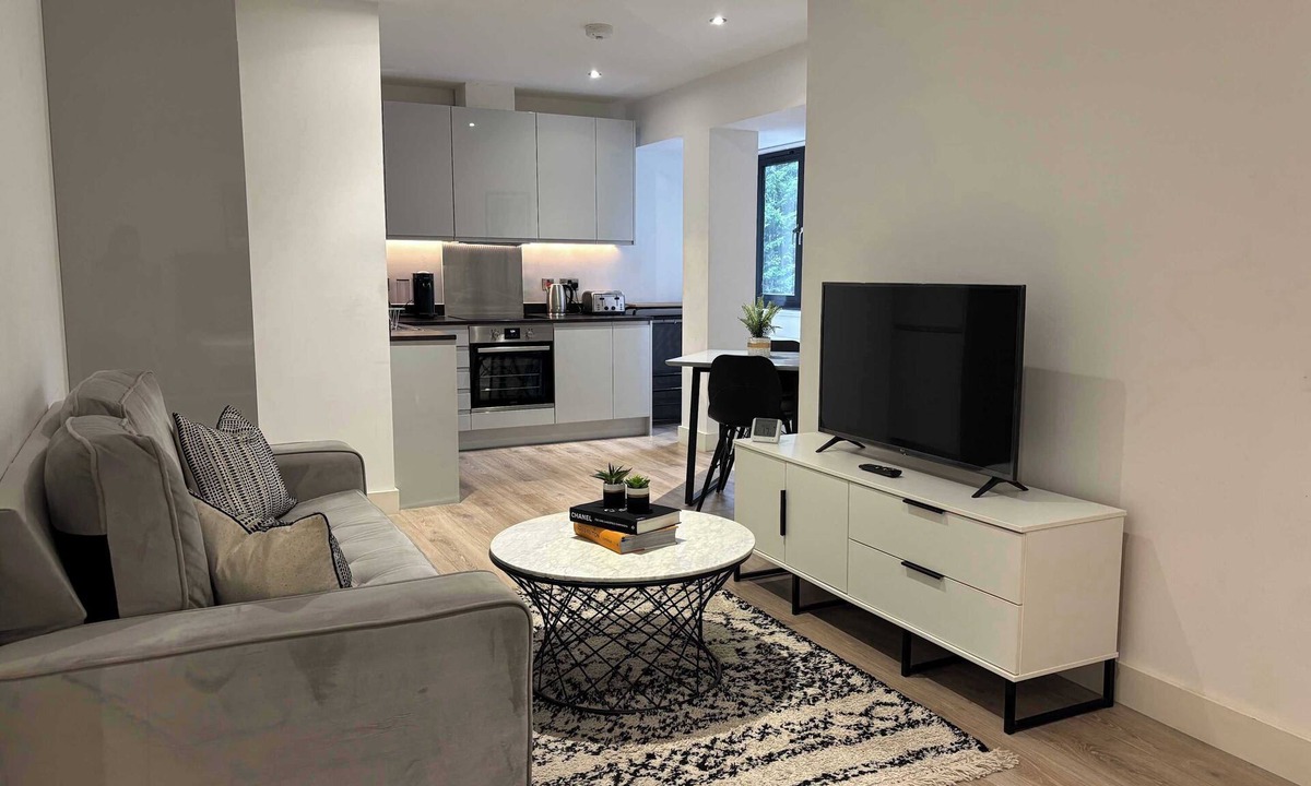 Barnt Green Apartment | Solihull Studio | Parking WiFi NEC BHX