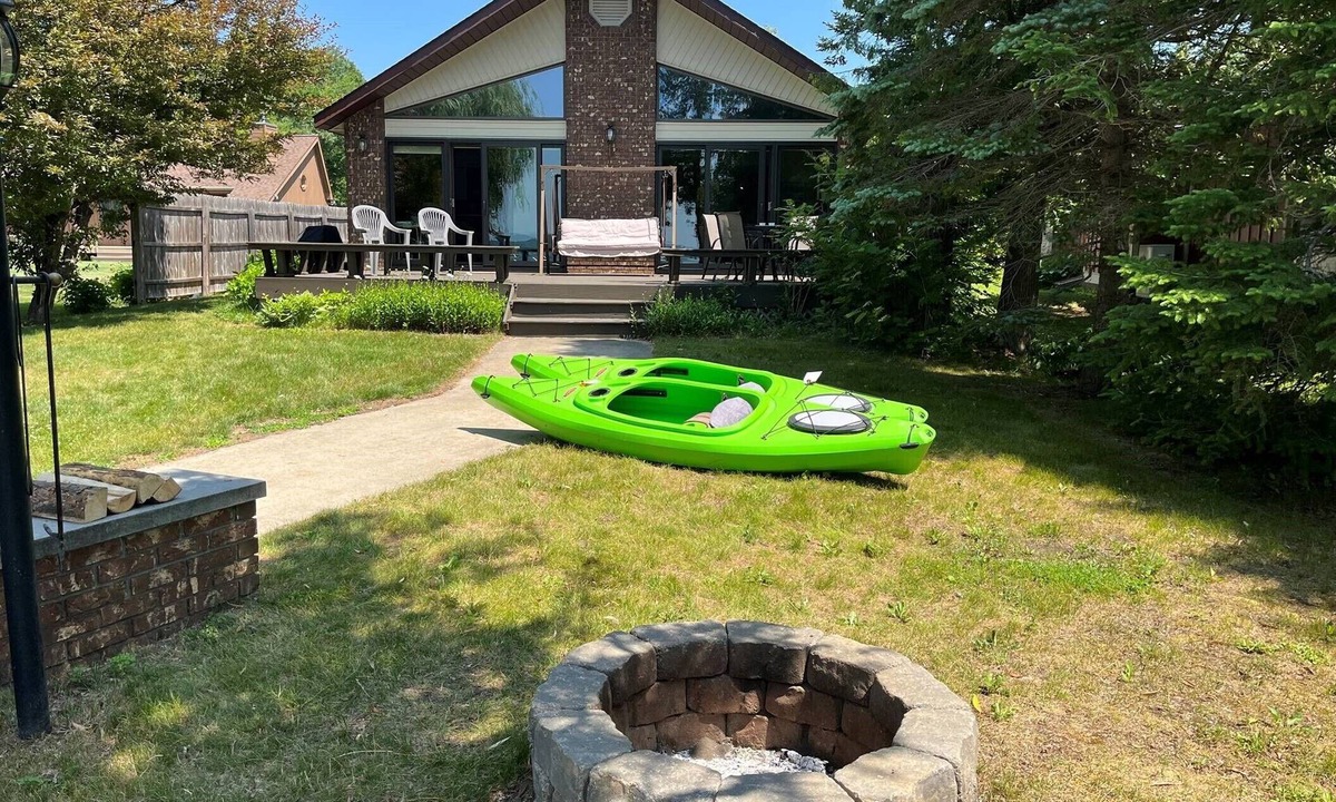 Traverse City House | South Lake Leelanau lakefront home, Kayaks/Bikes provided, Clean Sandy bottom