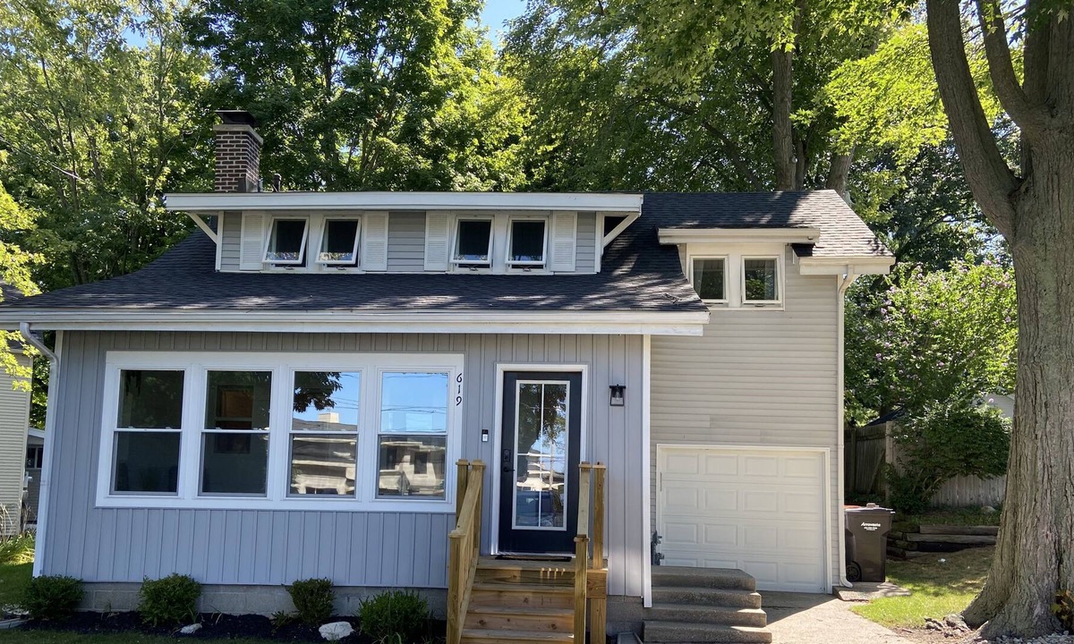 Macatawa House | South Shore Cottage across from Lake Mac- around corner from public boat launch