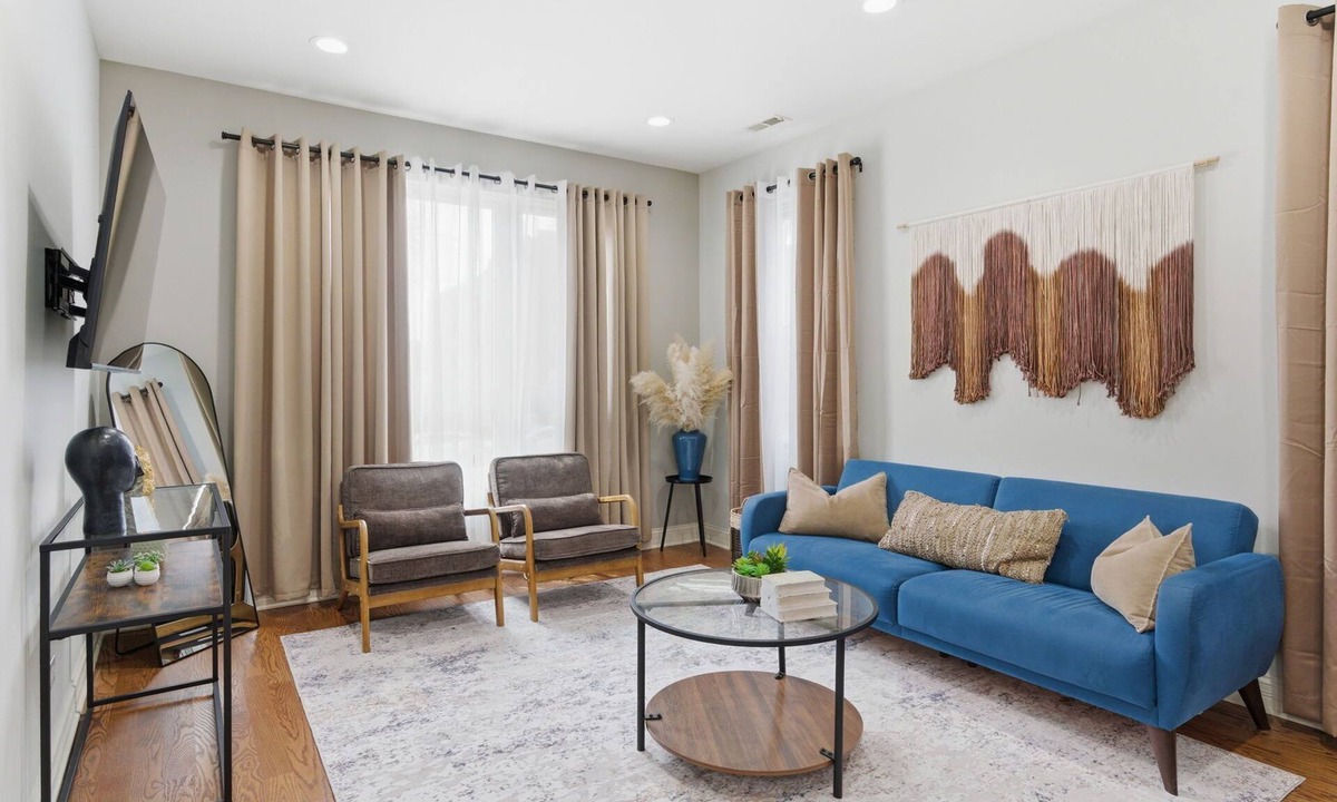 Grand Boulevard Apartment | Spacious 2 bedroom Apt + FREE Parking, Close to Downtown
