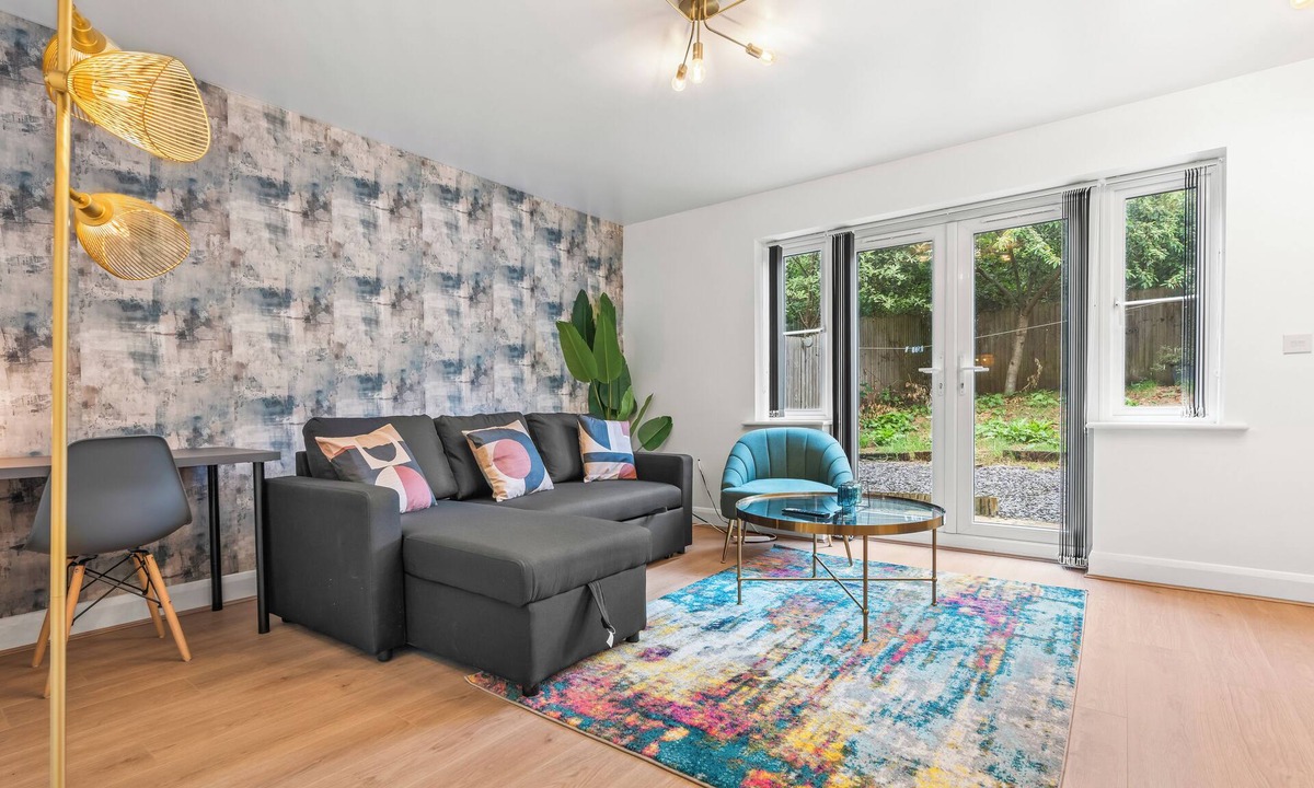 Brierley Hill House | Spacious 3-Bed Home | Parking | Garden | Sleeps 7