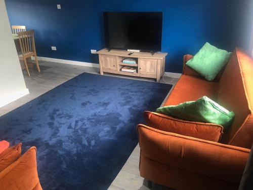Cradley House | Spacious 3 Bed House in Quinton Sleeps 7