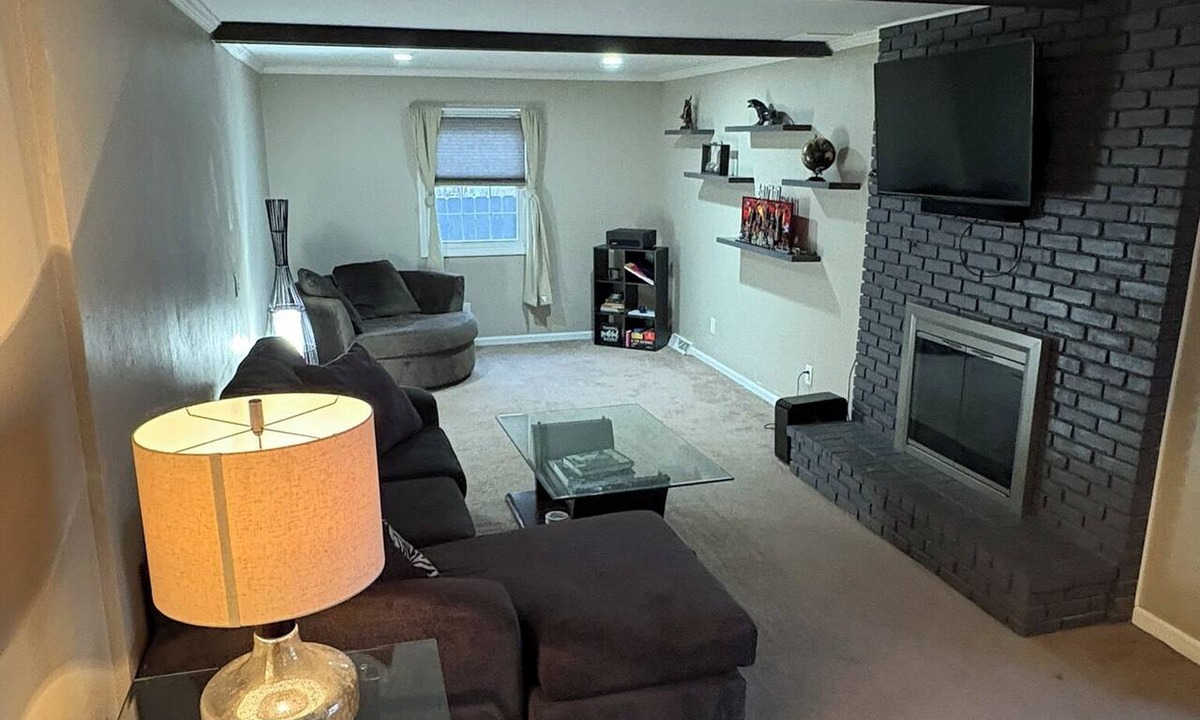 Reynolds Corners House | Spacious 3BR w/Hot Tub + FirePit