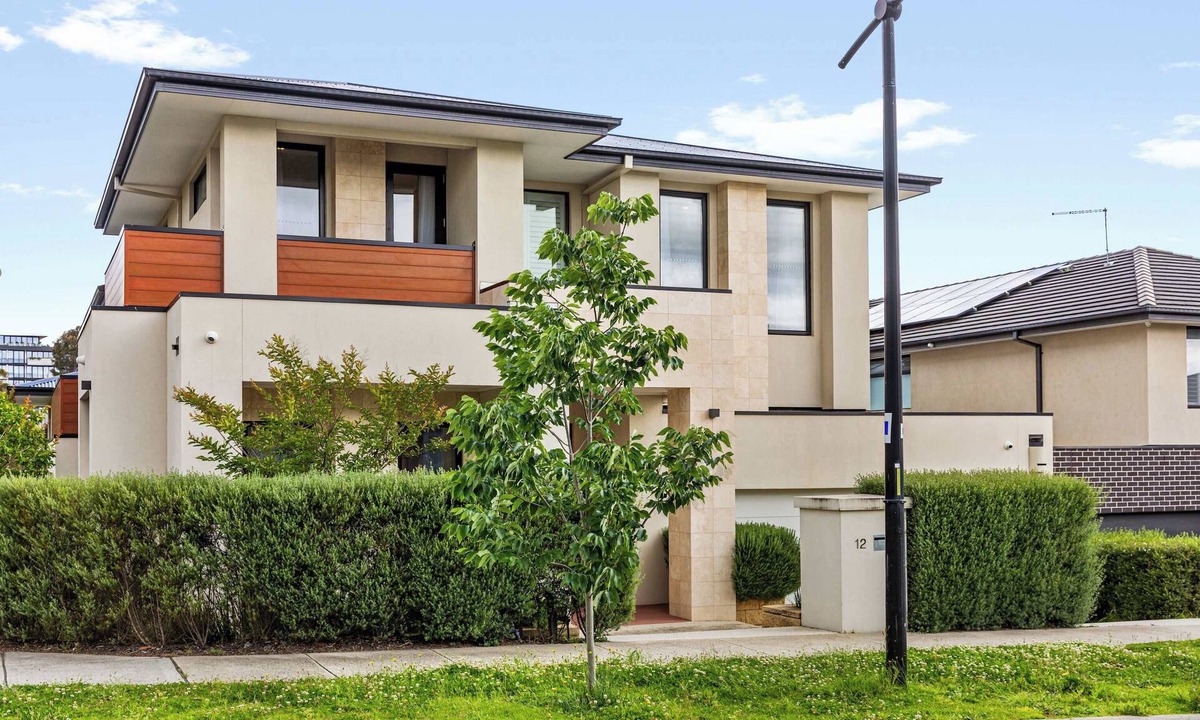 Doncaster House | Spacious 4BR Home Steps to Buses Westfield Doncaster