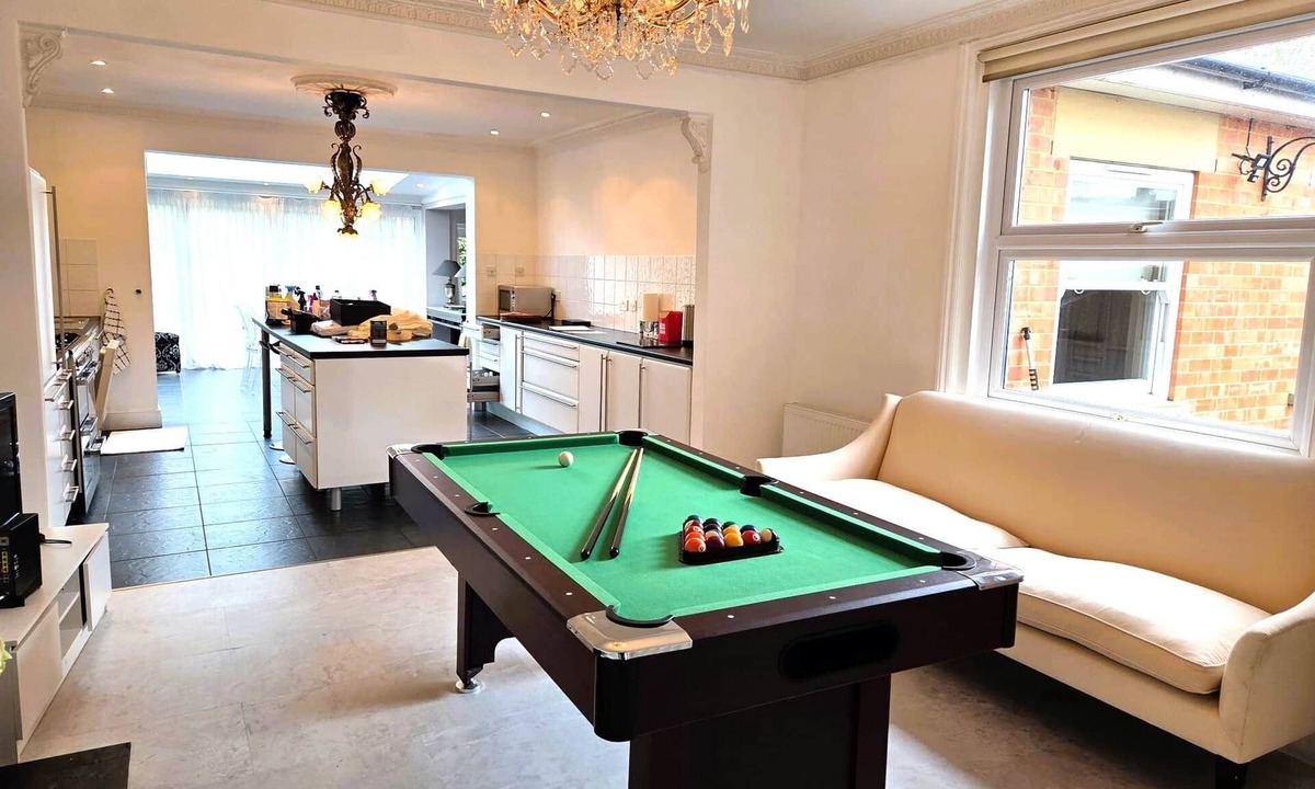 Cheltenham House | Spacious Cheltenham Home for 8, Pool Table, Garden, Parking