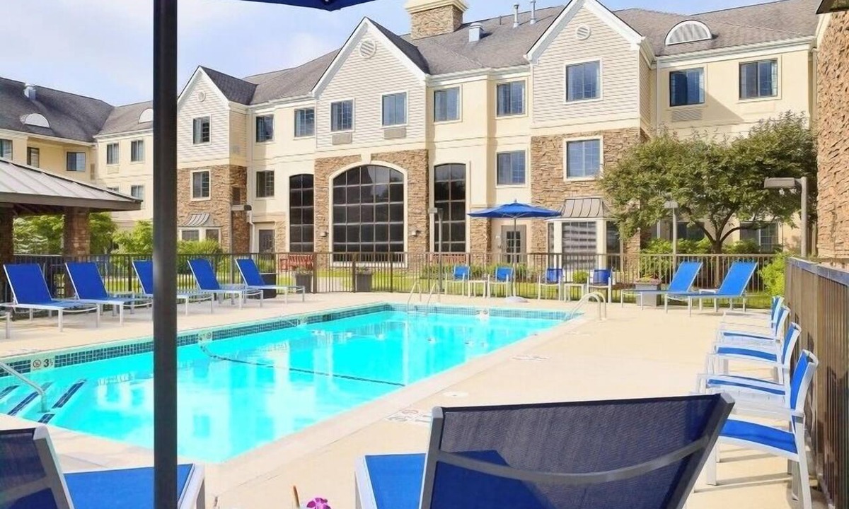 Auburn Hills Hotel | Spacious Family Stay | Free Breakfast | Outdoor Pool Access | Pet-Friendly