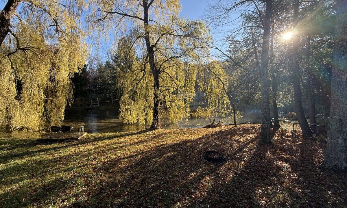Beulah House | Spacious Riverfront Escape, Gorgeous Fall Colors, Dogs Welcome!