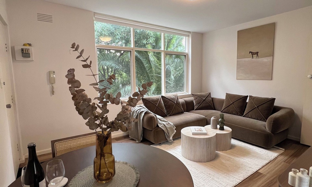 St. Kilda East Apartment | St Kilda Resort Apartment with Pool and Tennis Court