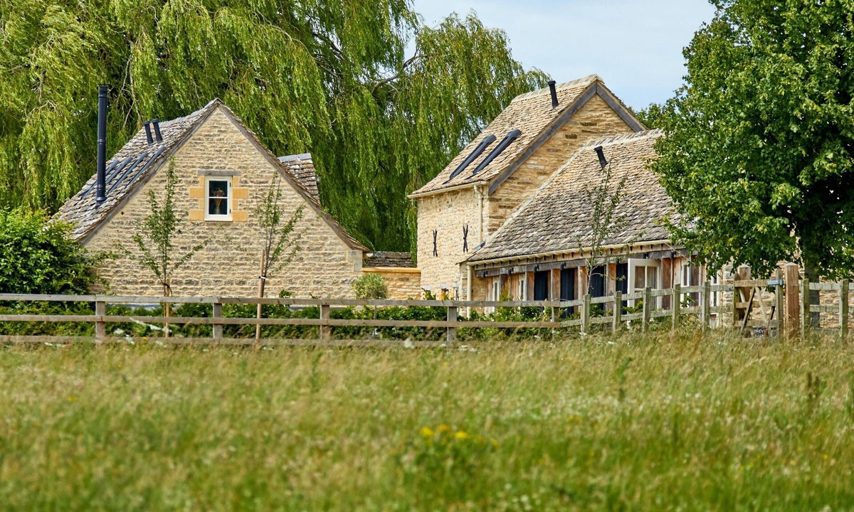 Ampney Crucis House | Stunning Cotswold Barns Sleeps 10 Near Bibury Ampneyfield Barns