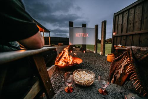 Warrnambool Apartment | Stunning couples getaway - Outdoor cinema and fire
