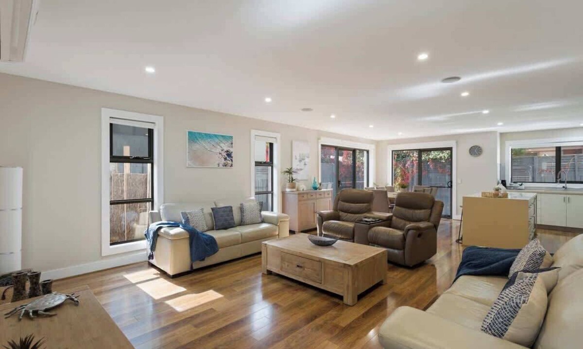 Silverleaves House | Stunning Luxury Townhome, Walk to Beach & Shops