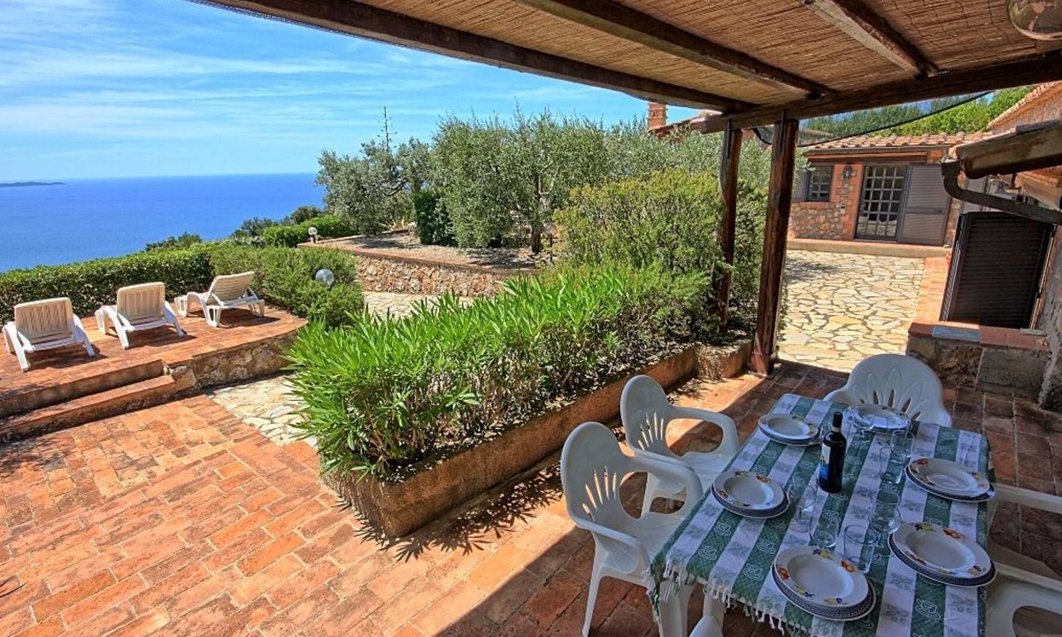 Monte Argentario Villa | Stunning villa for 5 people with WIFI, TV, patio, pets allowed, panoramic view and parking