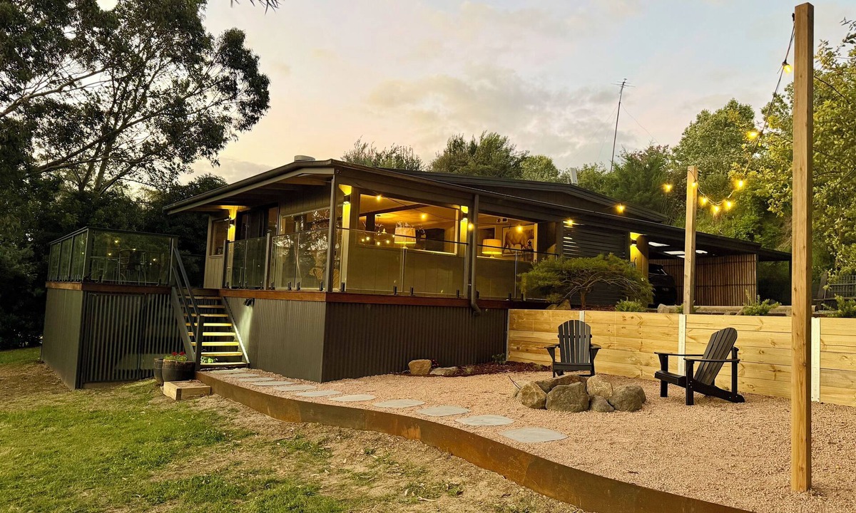 Poowong Cottage | Stylish 2-Bed Home, Stunning View, Fire Pit, Festoon Lights, BBQ and walk to Pub