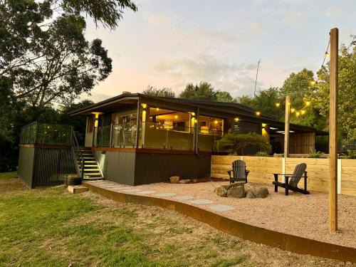 Poowong House | Stylish 2-Bed Home, Stunning View, Fire Pit, Festoon Lights, BBQ and walk to Pub