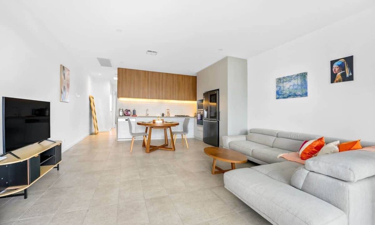 Doncaster House | Stylish 2BR Home in Doncaster with parking
