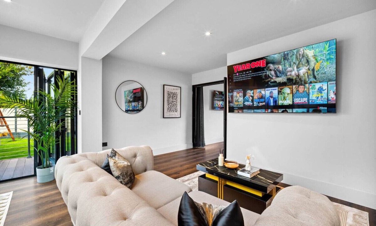 Cradley Apartment | Stylish 3 Bedroom House - Garden - Parking - Outdoor Playground