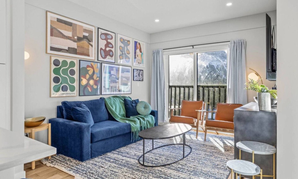 Canmore Villa | Stylish 4BR Near DT with Balcony, Mtn View, Sleeps 14