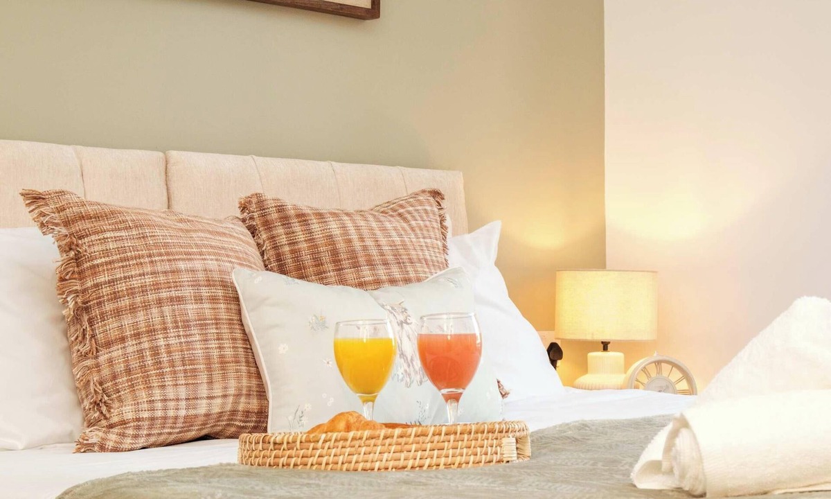 Cradley Heath House | Stylish 5Bed Birmingham Home - Sleeps 9 - Parking