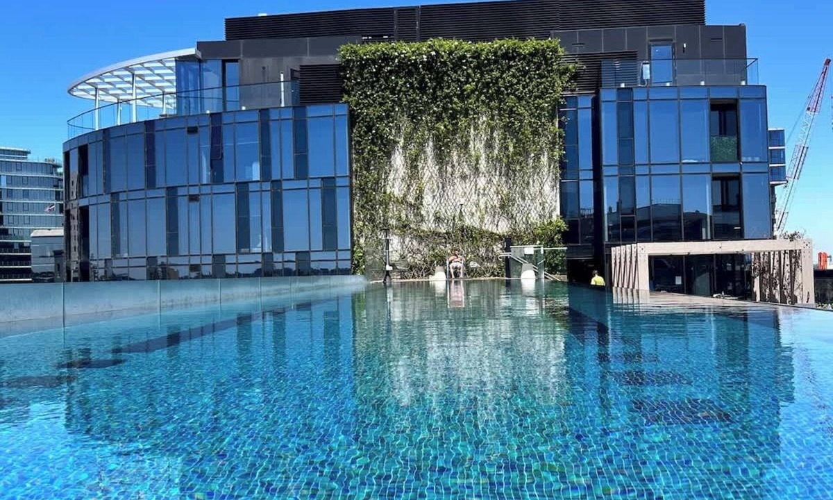 Melbourne Apartment | Stylish Edge Apartment Walk to Albert Park & Beach
