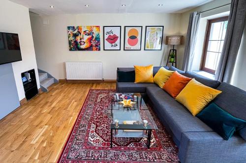 Saintbury House | Stylish Stratford upon Avon Stay - Gated Parking - Sleeps 6