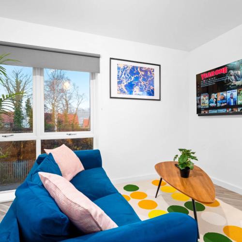 Cradley Heath Apartment | Stylish Two Bedroom Apartment - Sleeps Three - Secure Parking - Fast WiFi 53C