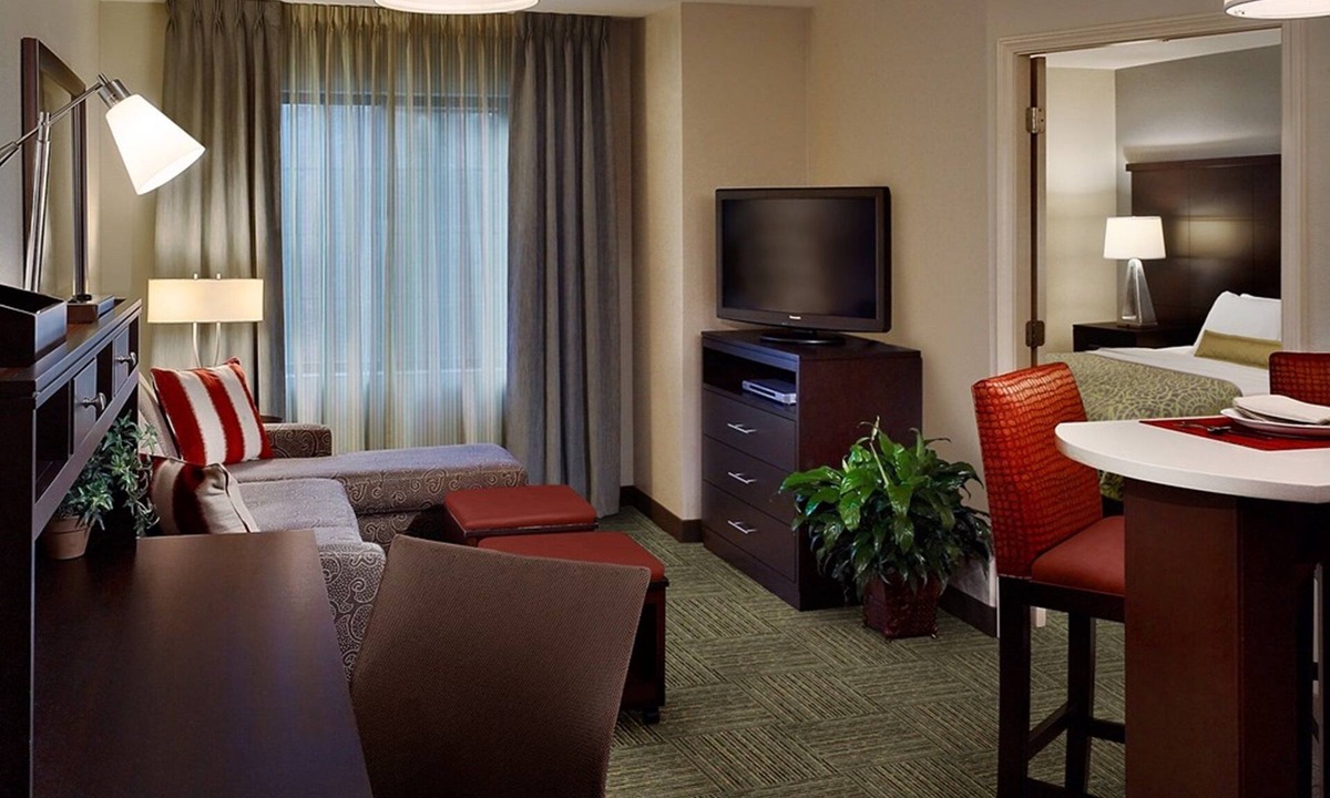 Rossford Condo | Suite Near Downtown Toledo | Shared Indoor Pool + Free Breakfast!