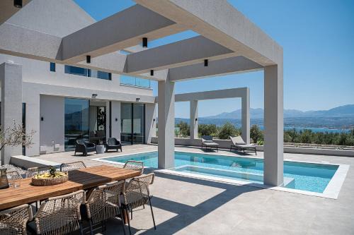 Sternes Villa | Sunny Vacay Villa