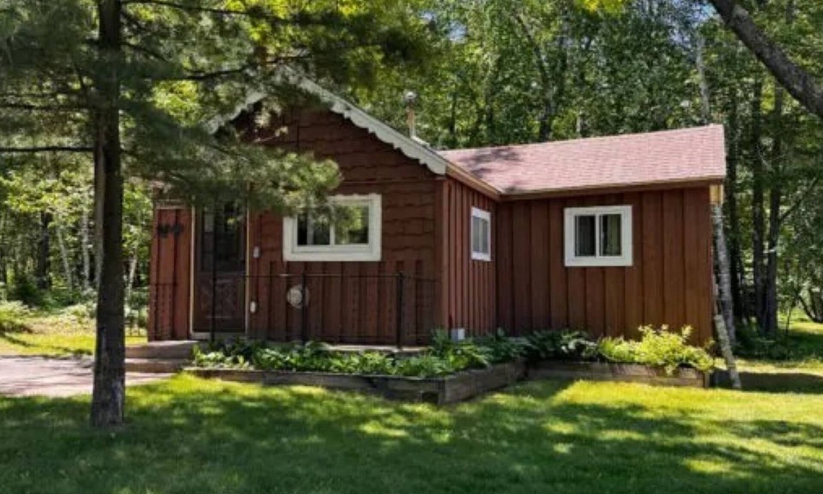Ontonagon Cottage | Sunrise Cottage at Miller's Cottages
