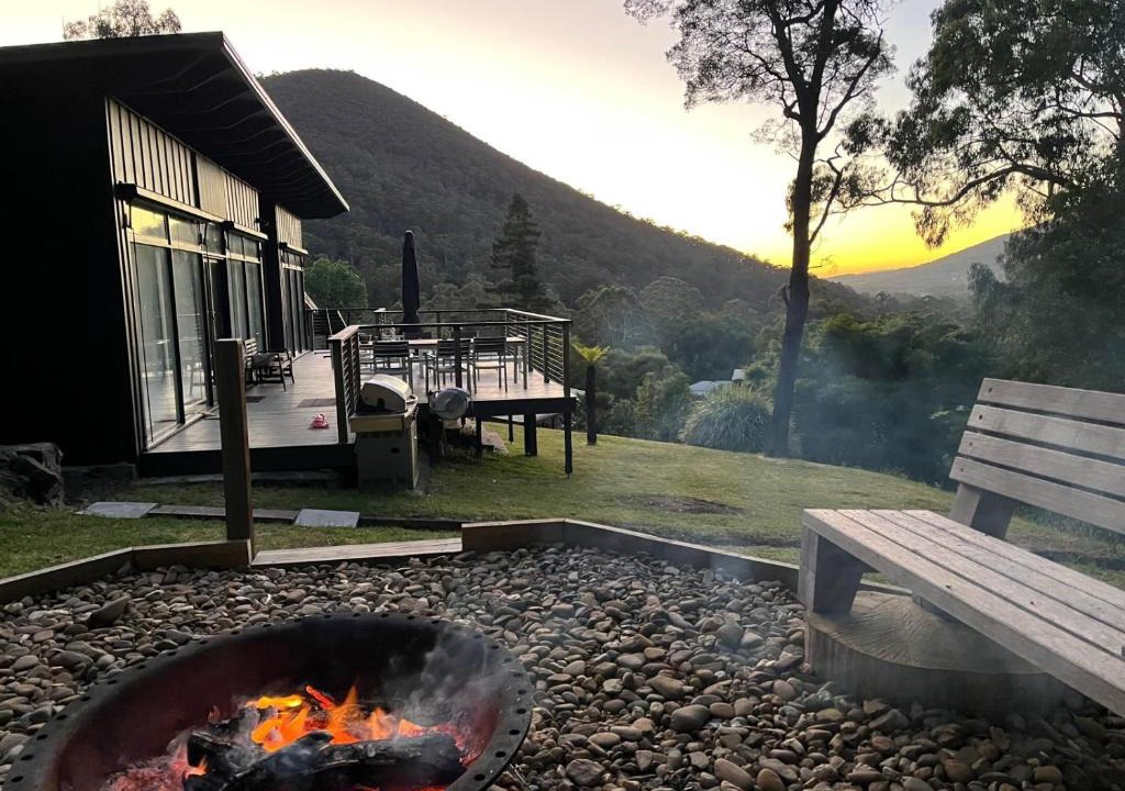 Warburton House | Sunset View House - Rustic Outdoor Bathhouse, Walk to Town