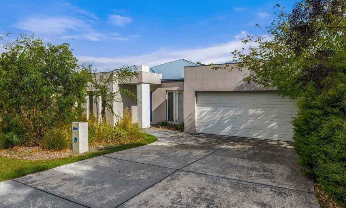 Inverloch House | Superb Quiet Court Location Family Friendly Retreat in a Prime Location