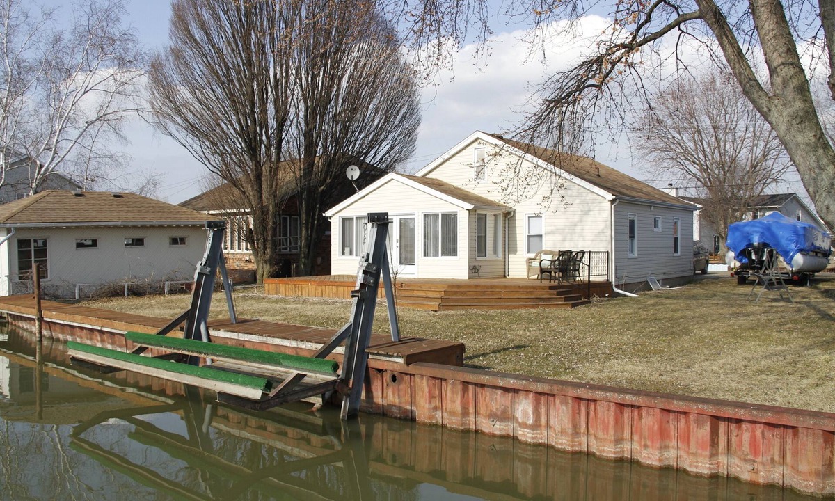 Fair Haven House | Swan River Haven off the Swan Creek WITH OR WITHOUT PONTOON/JETSKIS! 465/275
