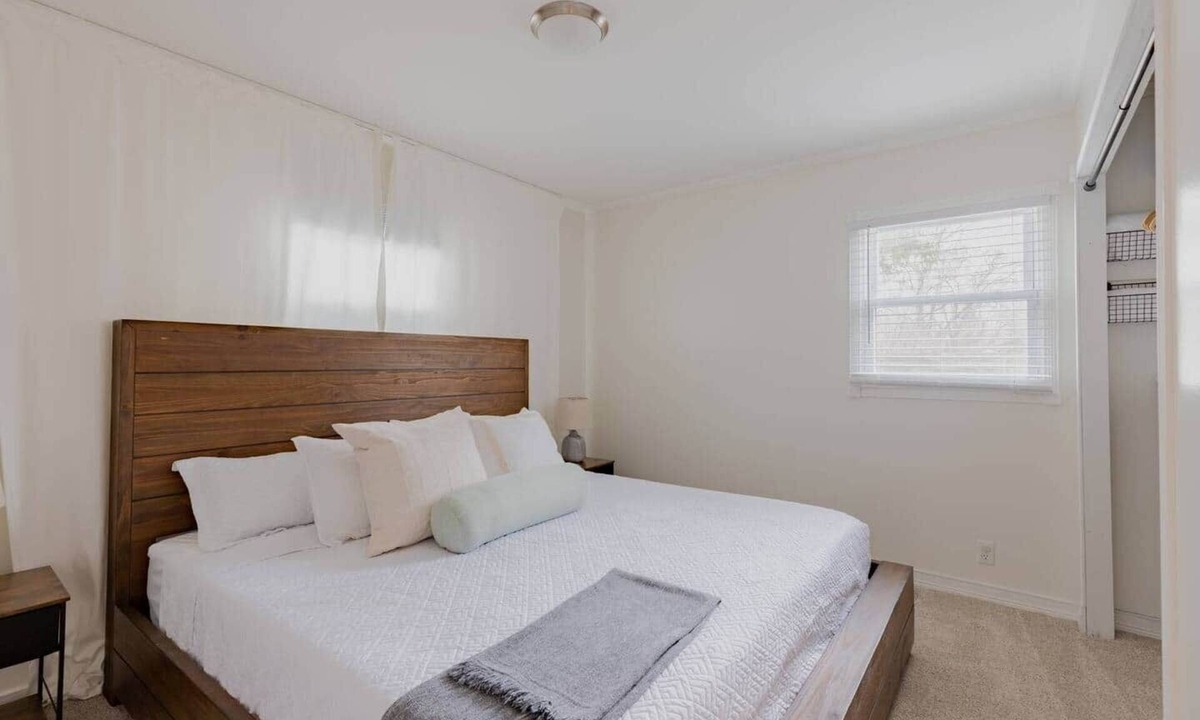 Midland House | Swanky Suite | King Rm | Sleep 7