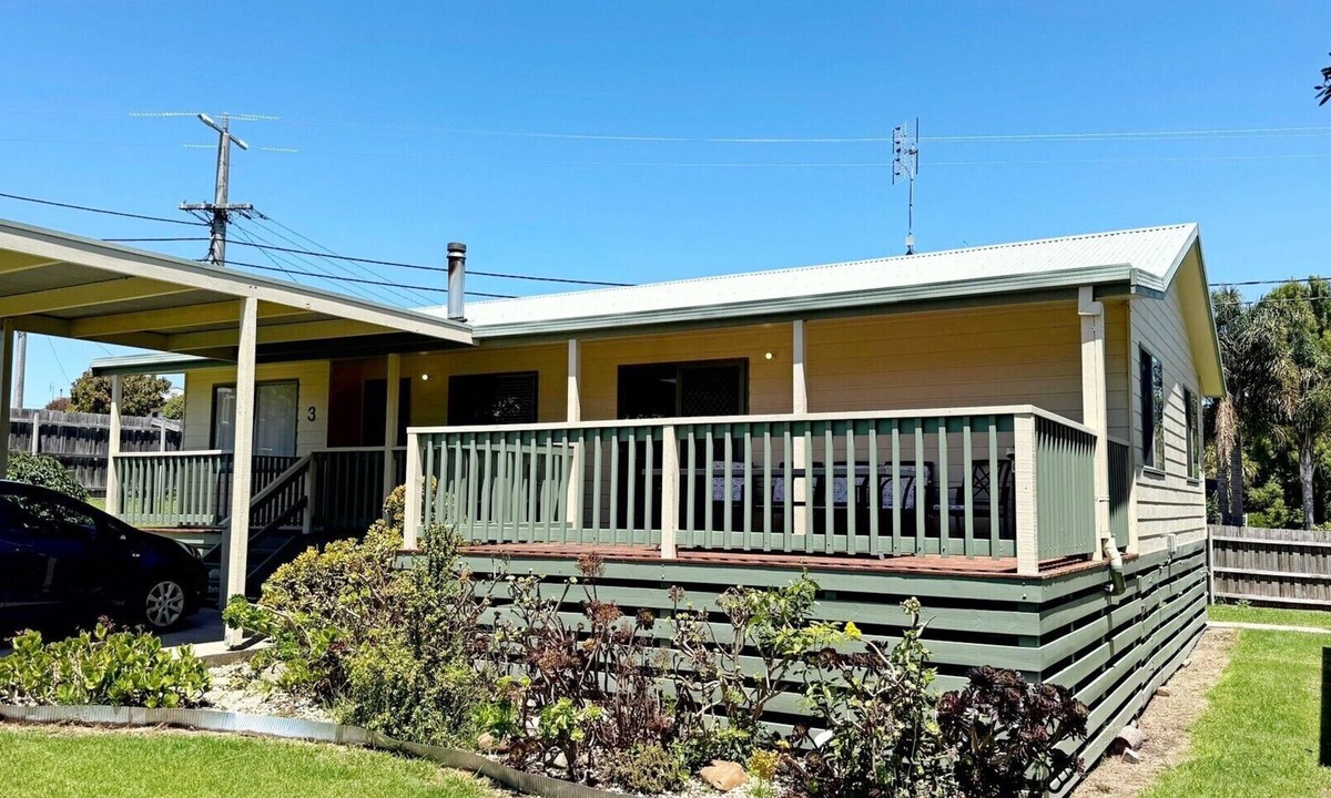 Lakes Entrance Hotel | Tanjil Cottage | Relaxing Coastal Stay