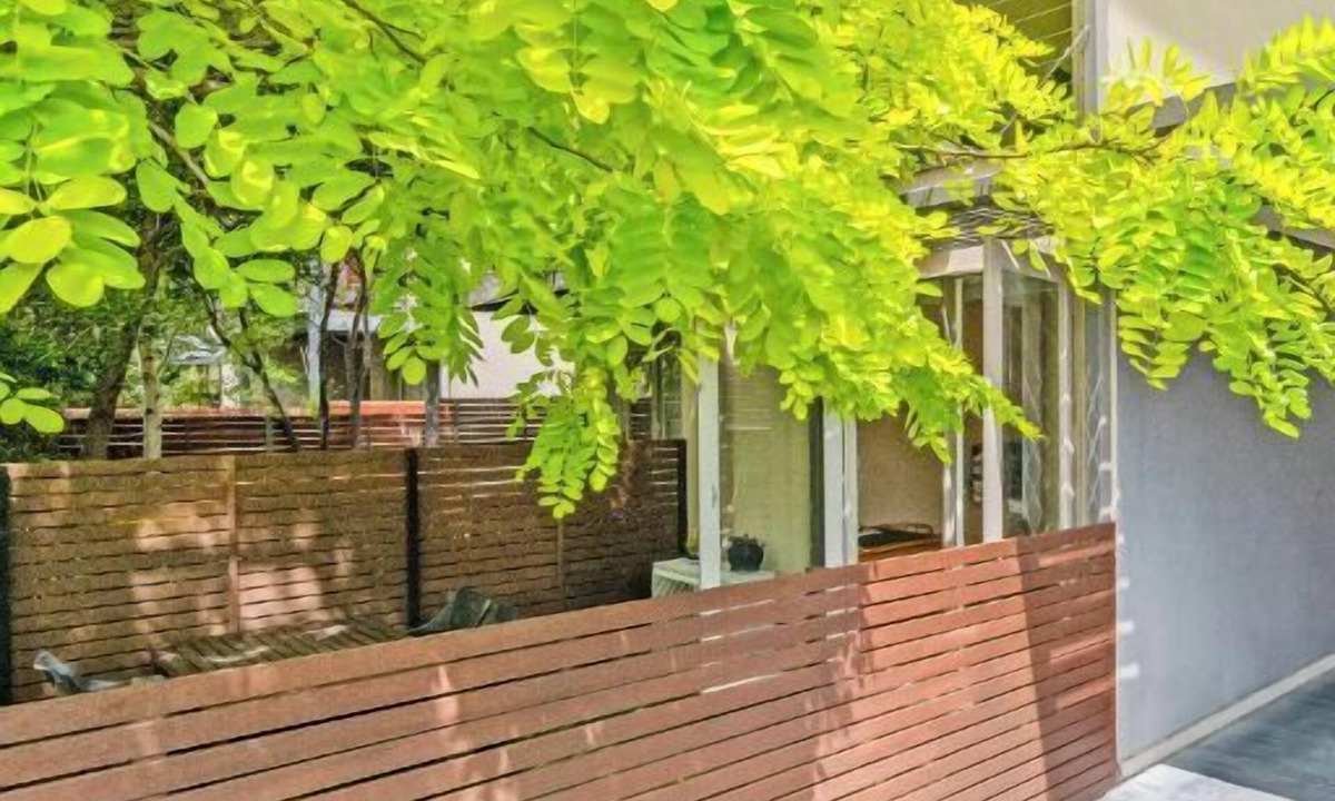 Balaclava Apartment | The Avenue. The Place. Terrific 4BR 2BTH Townhouse