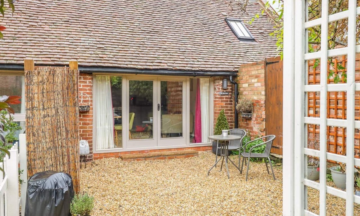 Tiddington Cottage | THE BOLT HOLE, with a garden in Tiddington
