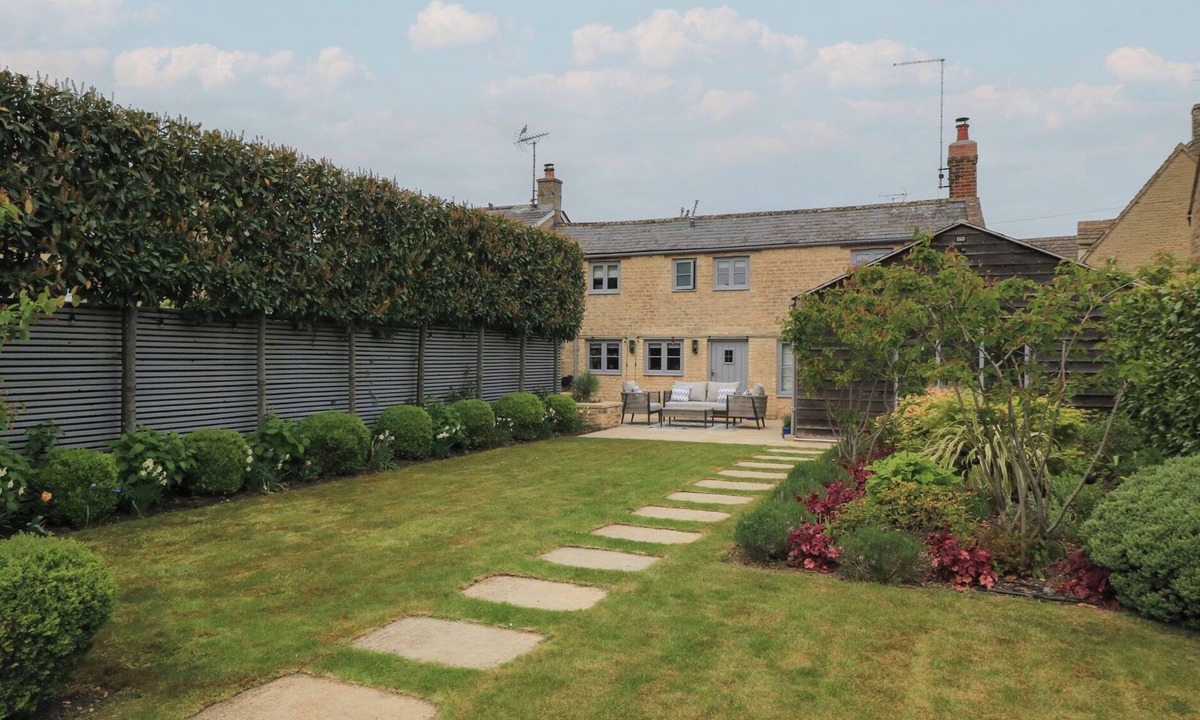 Ampney Crucis Cottage | THE COTTAGE, family friendly, with open fire in Ashton Keynes