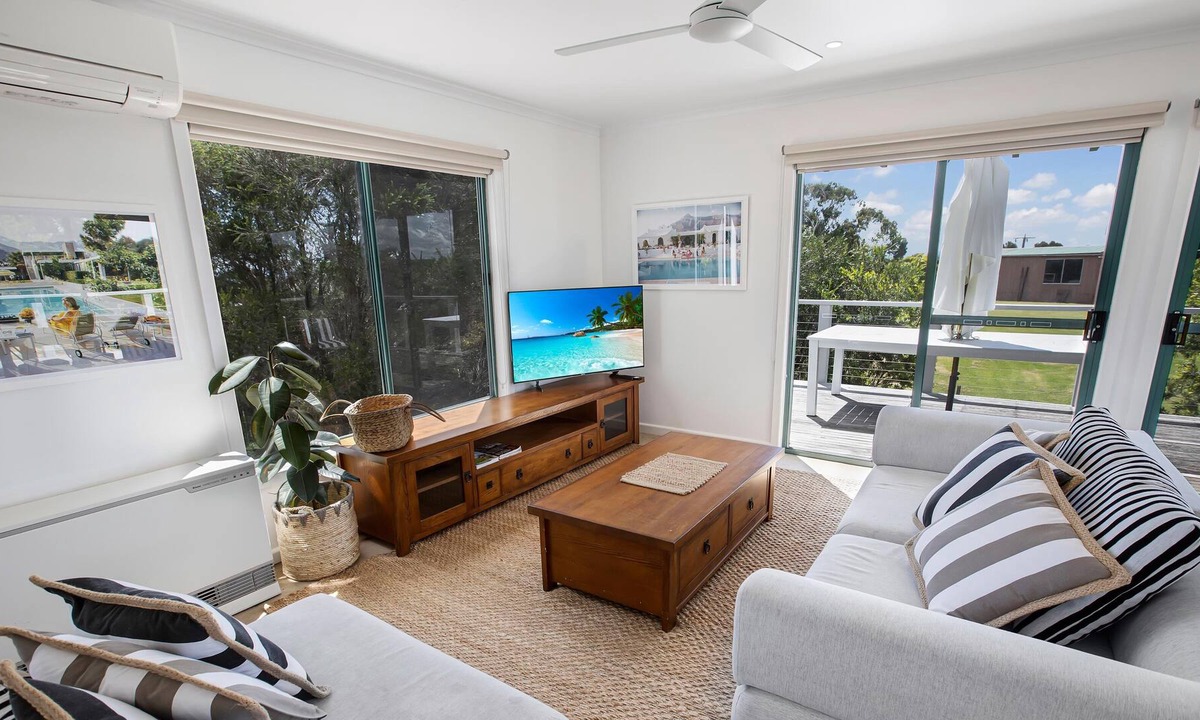 Metung House | The deck is perfect for afternoon dining, a glass of wine and a food platter