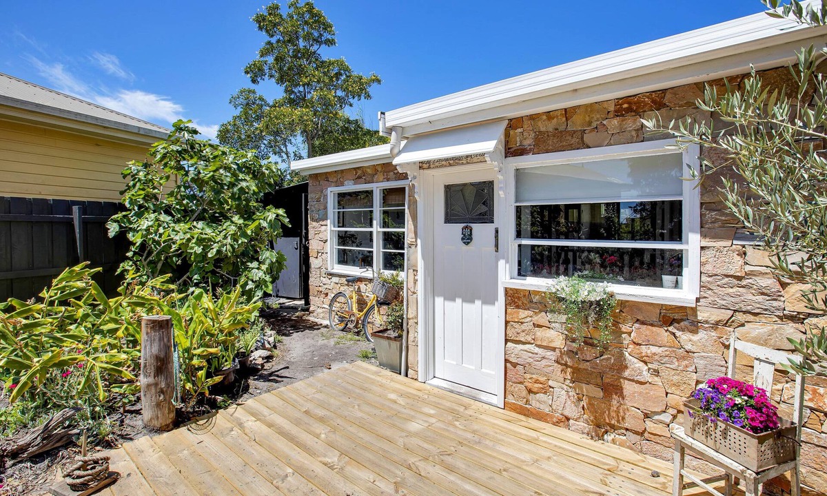 Raymond Island Cottage | The Fishermans Cottage:Delightful Stone cottage situated on McMillan Straight