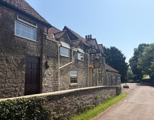 Cameley Hotel | The Hunters Rest Inn