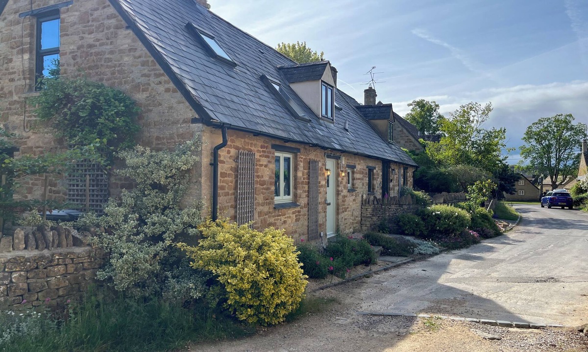 Kingham Cottage | THE LOST RADISH - Cosy and romantic Cotswold cottage with private garden
