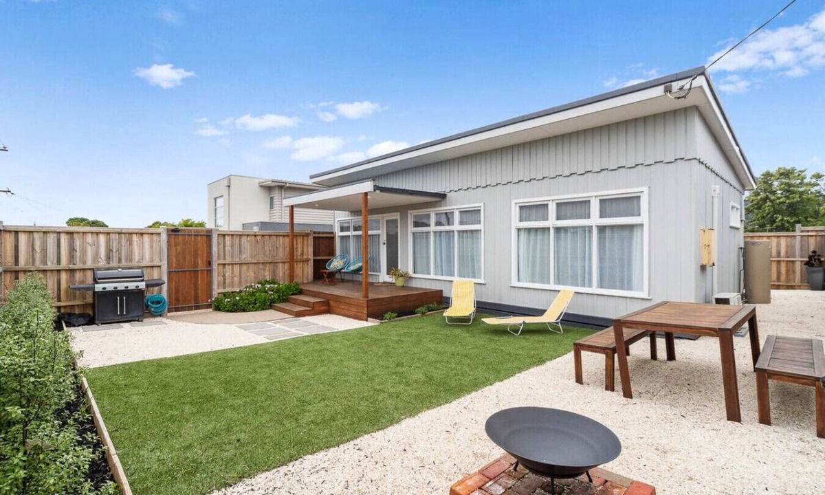 Rosebud House | The Shamrock - 700m to the Beach