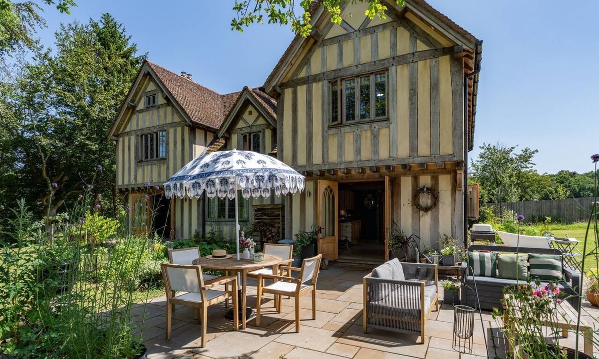 Halesowen Cottage | The Timber House - sleeps 8 guests in 4 bedrooms